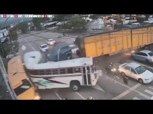 Car Crash Compilation 2022 – Driving fails, Idiots in cars #13
